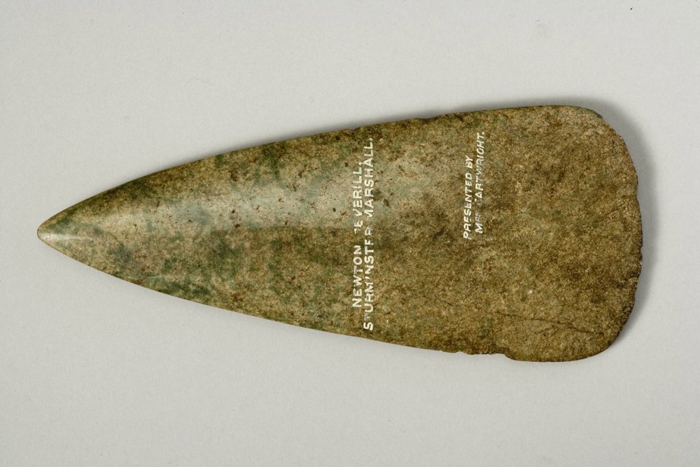 斧の頭、紀元前4500-2500年（磨かれた緑色の石）（直腸については